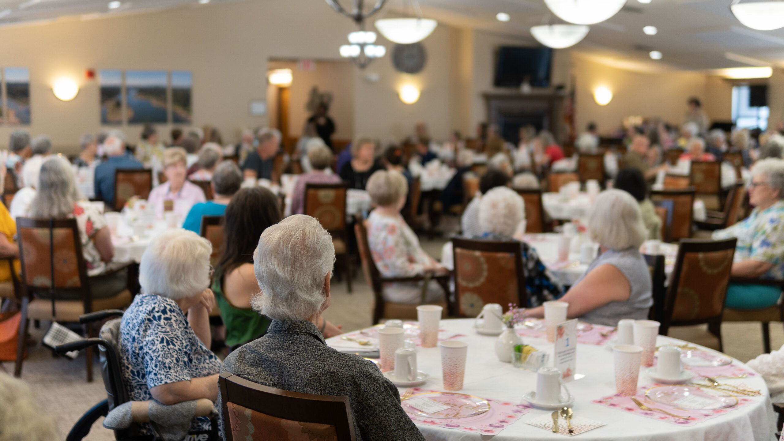 Residents dining together at Homewoods